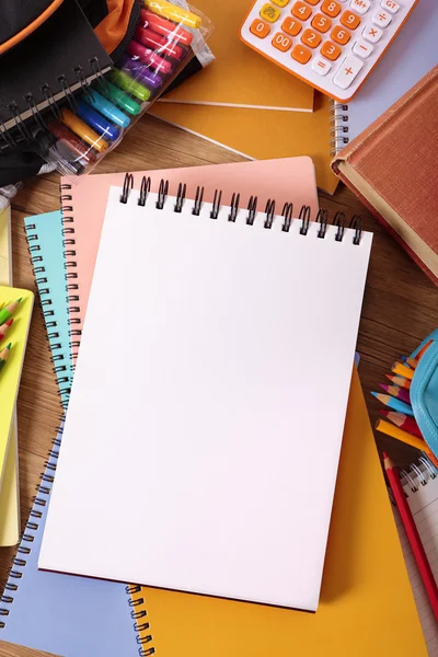 Escritorio del estudiante con libro de escritura en blanco, espacio de copia —  Fotos de Stock