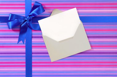 Hediye şerit yay kağıt ambalaj şeker şerit üzerinde mavi, Chris boş