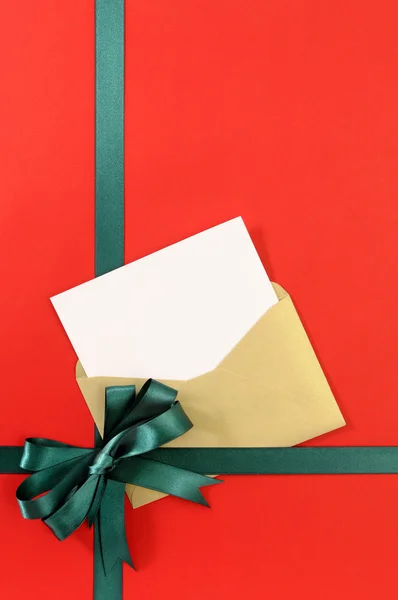 Aprire il biglietto di Natale o di compleanno con fiocco nastro regalo verde su pl — Foto Stock