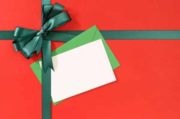 Aprire il biglietto di Natale o di compleanno con fiocco nastro regalo verde su pl — Foto Stock