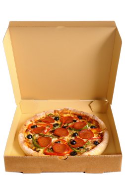 Beyaz bir arka plan üzerinde izole teslim kutusundaki pizza.