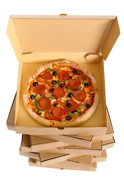 Pizza på en bunt med leverans lådor isolerad på en vit bak — Stockfoto