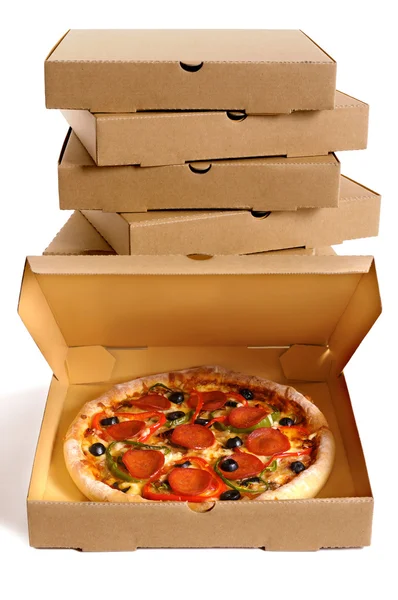 Nybakade Pizza med stack leverans lådor — Stockfoto