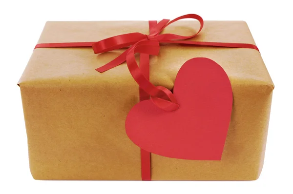 Valentine dárek, hnědý papír pozemek s červené srdce tvar dar značky — Stock fotografie