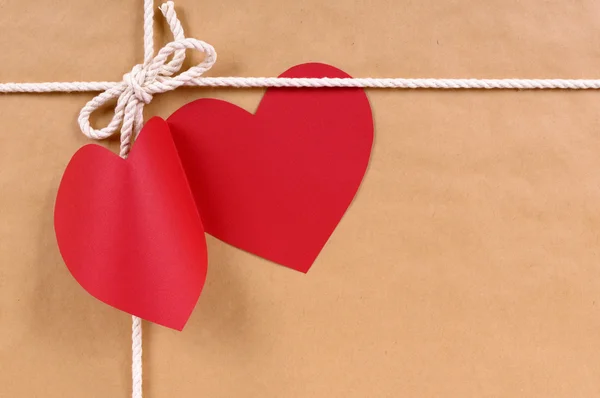 Sevgililer günü kırmızı kalp şekli hediye etiketi, kahverengi kağıt paket par — Stok fotoğraf