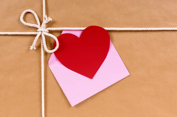 Regalo de San Valentín con tarjeta de forma de corazón o etiqueta de regalo, pap marrón — Foto de Stock