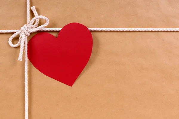 Regalo de San Valentín con etiqueta de regalo, paquete de papel marrón paquete ba — Foto de Stock