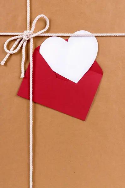 Regalo de San Valentín con tarjeta de forma de corazón blanco, sobre rojo, b —  Fotos de Stock