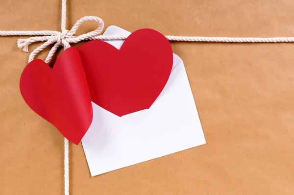 Valentine karty nebo dar značky, balíček balíček v hnědém papíře, kopírovat lázně — Stock fotografie