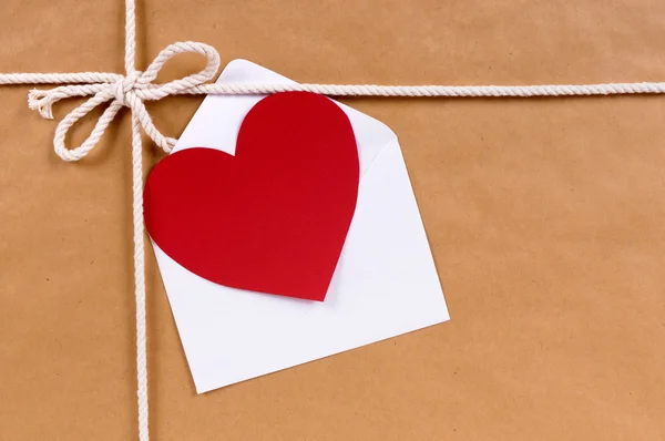 Carte de Saint-Valentin ou étiquette cadeau, paquet ou colis en papier brun, copie — Photo