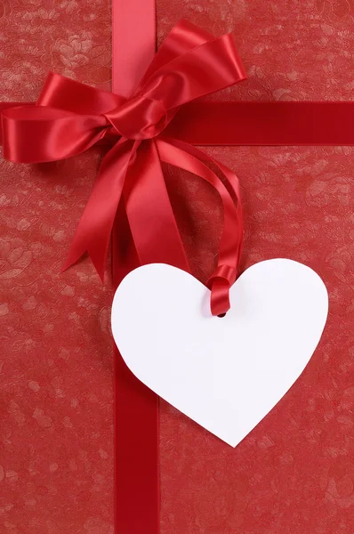 Red valentine gift, white heart shape gift tag or label, copy space — Stock Photo, Image