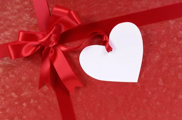 Red valentine gift, white heart shape gift tag or label, copy space — Stock Photo, Image