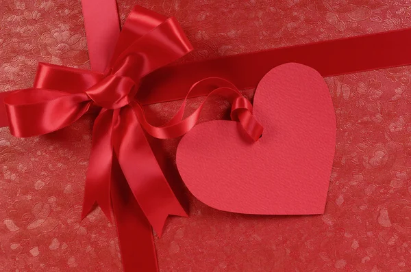 Piros Valentin nap ajándék, szív alakú ajándék címke vagy címke, másol hely — Stock Fotó