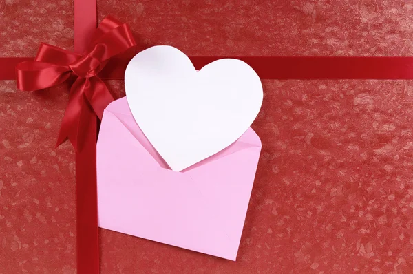 Red valentines day gift, white heart shape card, copy space — Stock Photo, Image