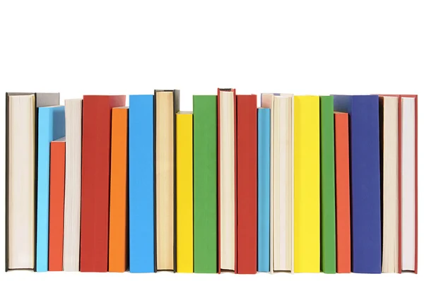 一排五颜六色的图书馆书籍孤立在白色背景上 . — 图库照片