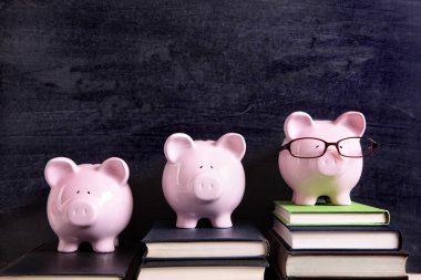 Yazı tahtası ile üç piggy banka
