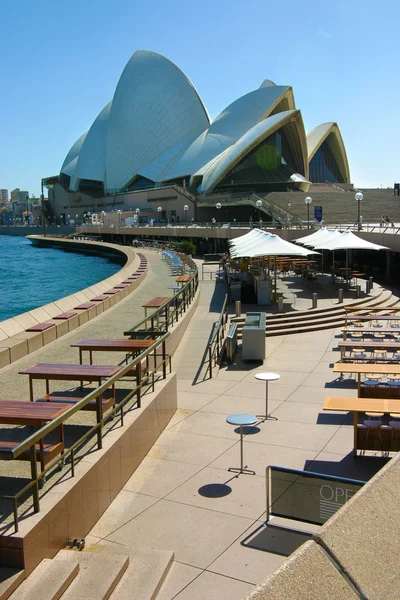 Sydney, Australië: 13 februari 2006-Sydney Opera House achteruitkijk promenade en entree — Stockfoto