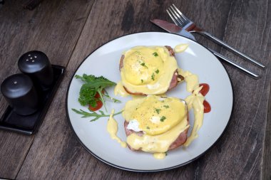 Yumurta Benedict bütün gün kahvaltı