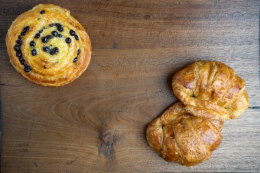 kruvasan Danimarka ekmek tik ahşap