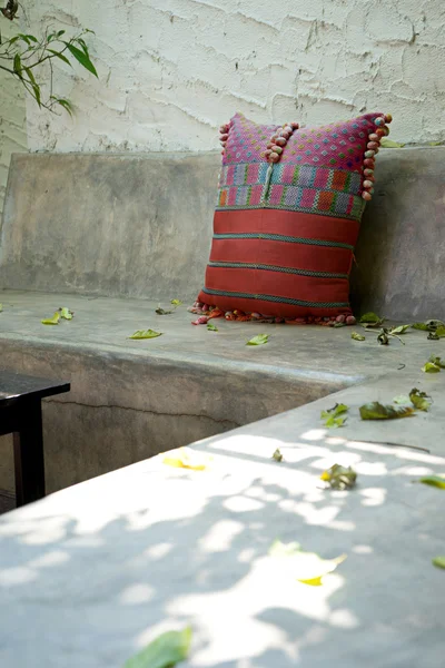 Pihenjen a cement ülés pamut ruhát párna — Stock Fotó