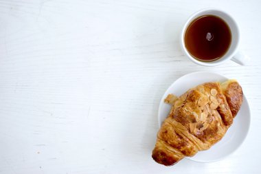 kruvasan fincan kahve beyaz masa