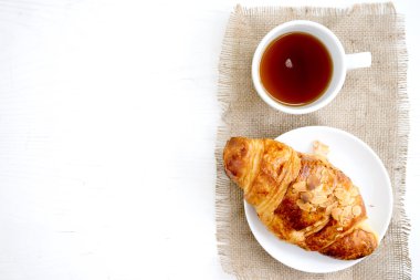 kruvasan fincan kahve beyaz masa 