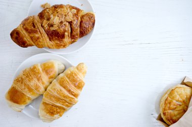 kruvasan bisküvi beyaz masa Üstten Görünüm