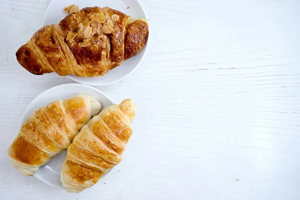 Croissant fehér asztali nézet — Stock Fotó