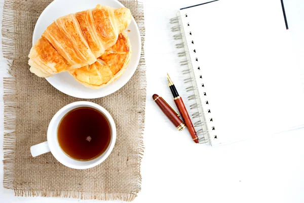 Tazzina croissant caffè libro bianco — Foto Stock