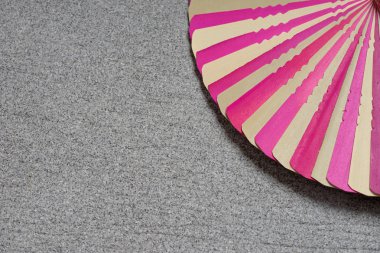 Kuru hurma yaprağı pembe ve kahverengi