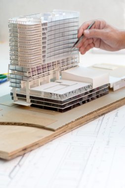 mimari küçük model yapıyor 