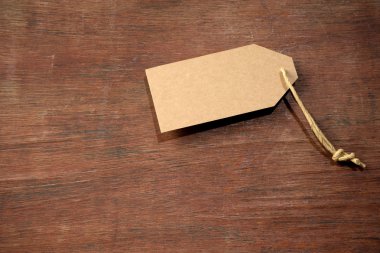 kahverengi kağıt fiyat etiketi