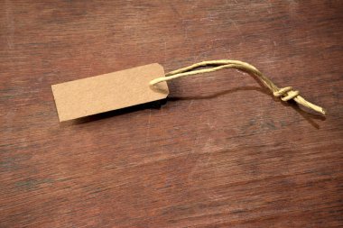 kahverengi kağıt fiyat etiketi