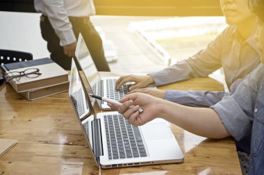 Genç erkek ve kadın başlangıç iş toplantısı