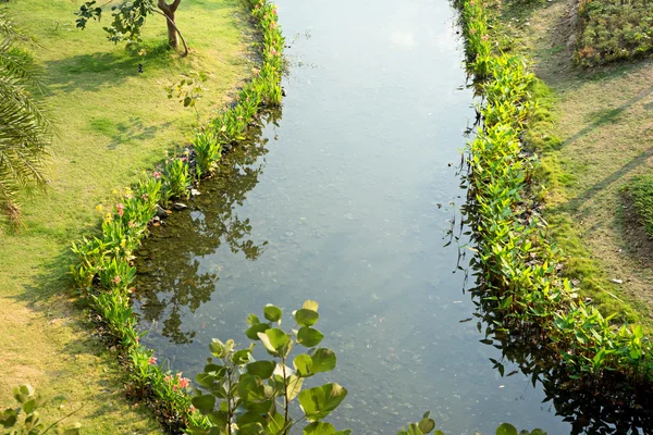 Agua camino arroyo jardín parque — Foto de Stock