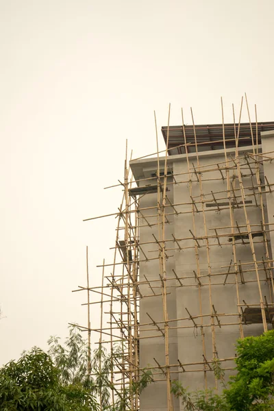 Scaffolding struktur pendukung pembangunan arsitektur — Stok Foto