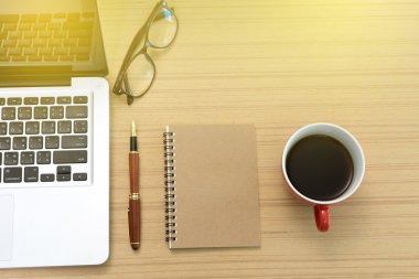 ofiste ahşap masa üzerinde çalışmak