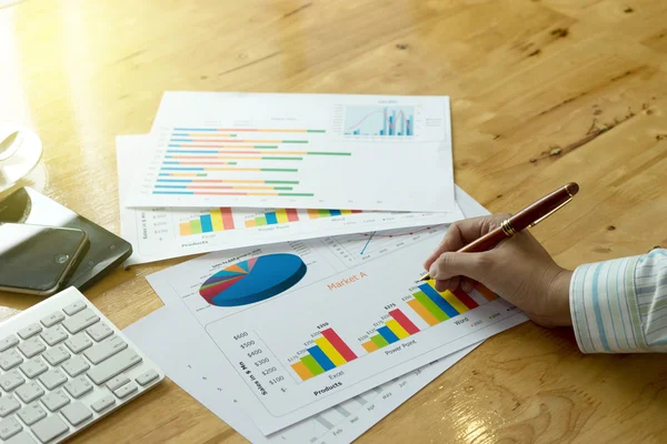 Werken van de businessplan en analyse — Stockfoto