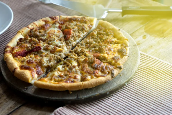 Pizza quattro fromaggi sobre una plancha de madera. — Fotos de Stock