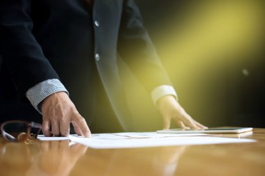 Masa başında iş adam stand 