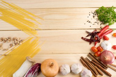 ahşap arka plan spagetti sebze 