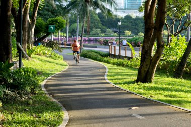insanlar Bisiklet lane üzerinde binmek 