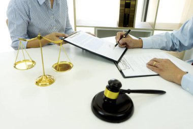 Avukatlık bürosundaki masada. İş adamı imzalı. Pano beyaz fotokopi alanı üzerinde denge ve tokmak var..