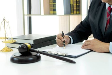 Avukat ya da yargıç ofiste çalışır ve beyaz masanın üzerinde denge sağlar..