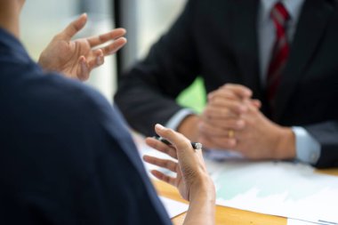 Personel ekibiyle pazarlama danışmanı toplantısı. Grafik grafiğindeki analiz verilerindeki pazar hedef düzlemini tartışmak için.