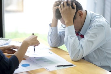 Patron ya da çalışanlar, personel tarafından mahkum edildiğinde kendilerini kötü ve hayal kırıklığına uğramış hissediyorlar..