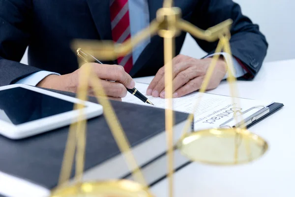 Avukat Hukuk Bürosundaki Işadamları Için Bir Sözleşmesi Hazırlar Masanın Üzerinde — Stok fotoğraf