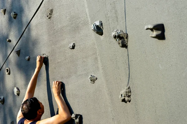 Homem Escalando Parede Rocha Esporte Extremo Livre Rock Escalada Esporte — Fotografia de Stock