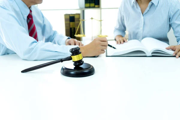 Prawnicy Lub Sędzia Pracują Pomocą Młotku Biurowym Równowagi Białym Stole — Zdjęcie stockowe