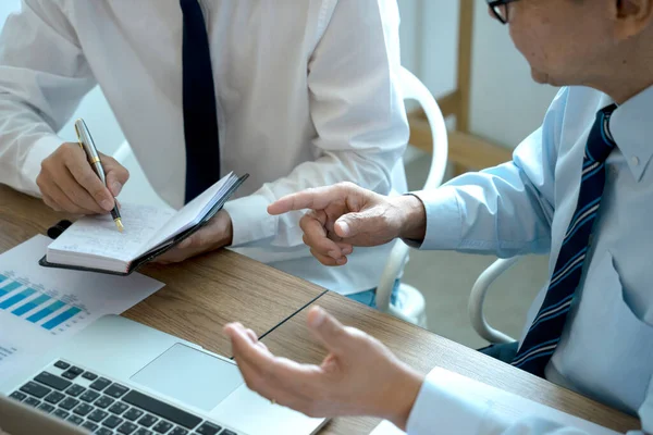 Mentor Negocios Personal Interno Sientan Consultor Sosteniendo Nota Libro Durante — Foto de Stock